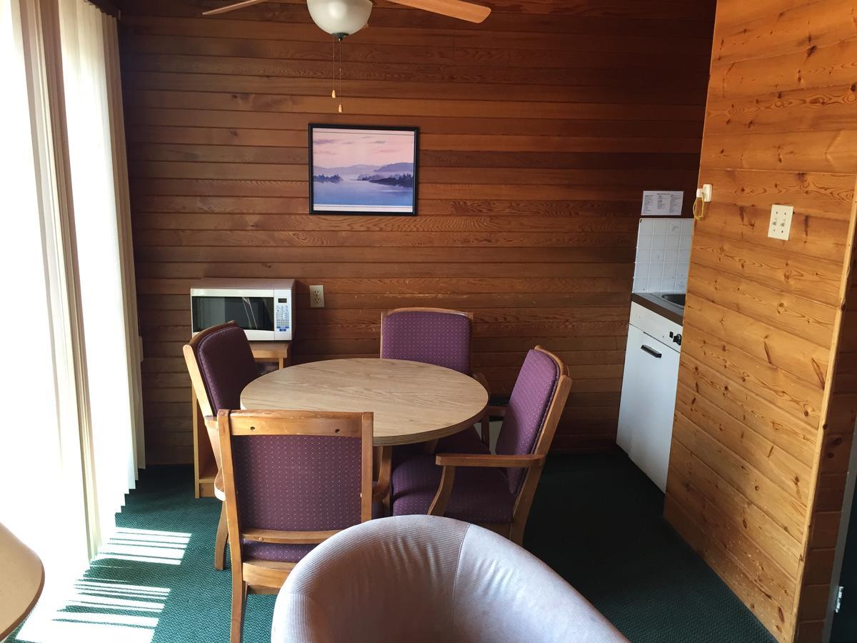 Falcon Lake Hotel Экстерьер фото