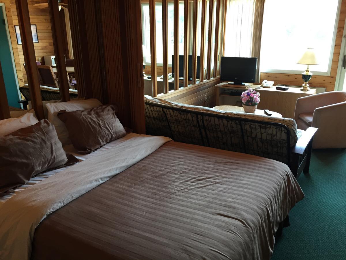 Falcon Lake Hotel Экстерьер фото